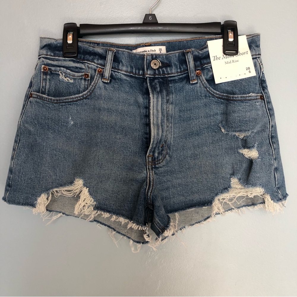 NWT - Abercrombie & Fitch - Mom Short Curve Love - Size 28 / 6